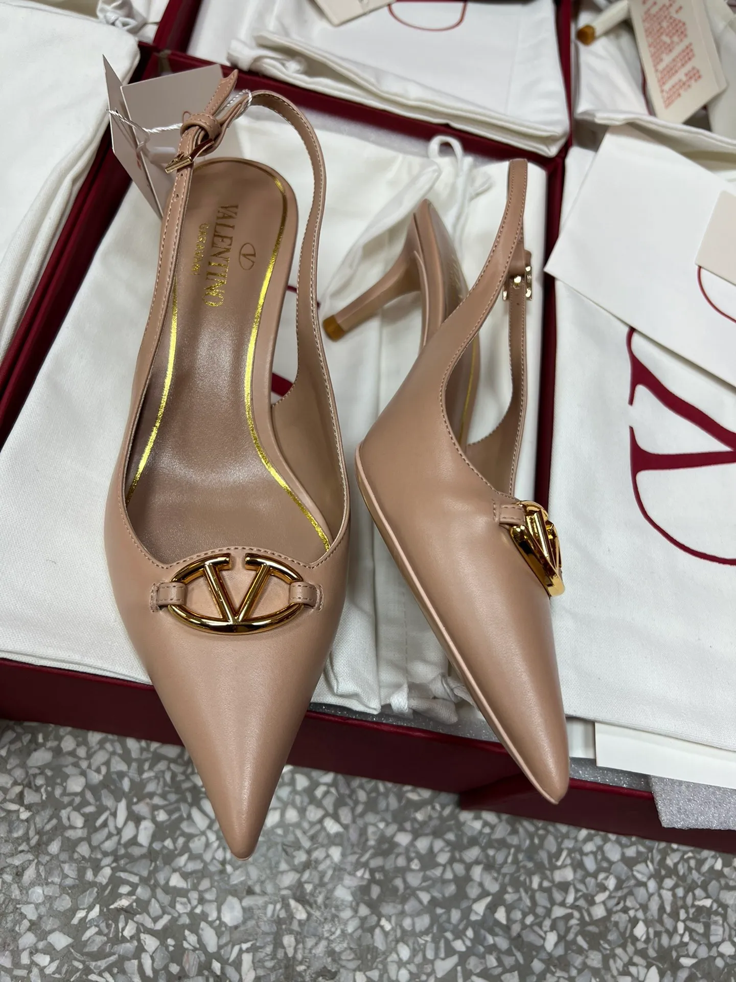 👟👟Ex-factory price 520👟👟 Valentino’s hottest new product in 2024, the new Mule shoes are also very easy to wear...😈😈😈 The latest logo buckle Perfectly combined with sexy pointed toe❤️‍🔥❤️‍🔥❤️‍🔥❤️‍🔥It is simply the pinnacle of summer fashion💖💖💖💖Original replica Outsole: Italian genuine leather outsole Heel height: 6.5cm Size: 35-39 (40 41 42 customization is non-returnable and non-exchangeable)